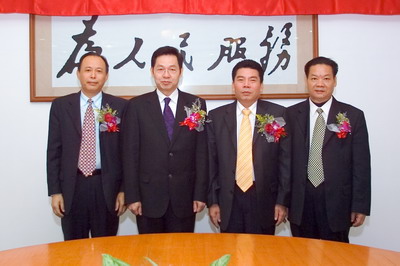 陳坎局長(zhǎng)、楊峰主席、盧文輝副市長(zhǎng)、林漢洋副秘書長(zhǎng)親切合影 陳坎局長(zhǎng)、楊峰主席、盧文輝副市長(zhǎng)、林漢洋副秘書長(zhǎng)親切合影